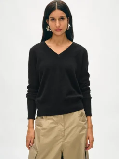 Discount White + Warren cashmere v neck Black