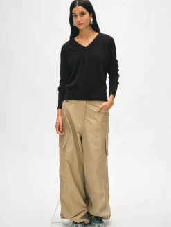 Discount White + Warren cashmere v neck Black